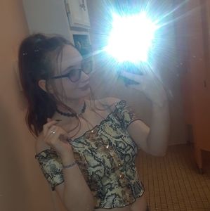 Meet your Posher, Isis